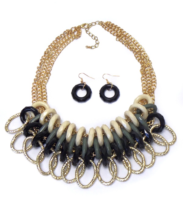 Multi Acrylic Ring Link And 3 Layer Chain Necklace Set