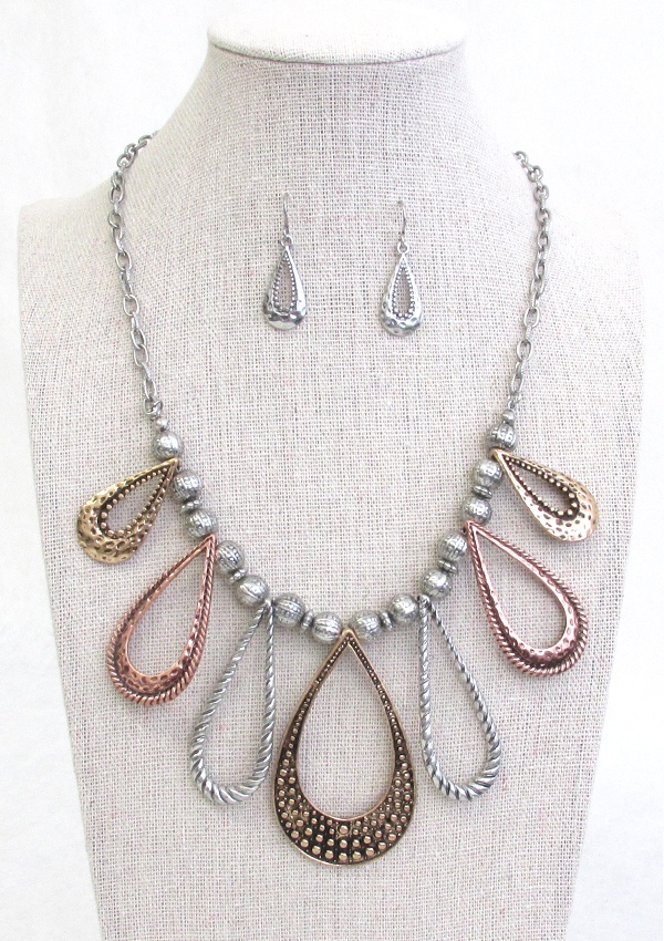 Multi Textured Teardrop Pendant Necklace Set
