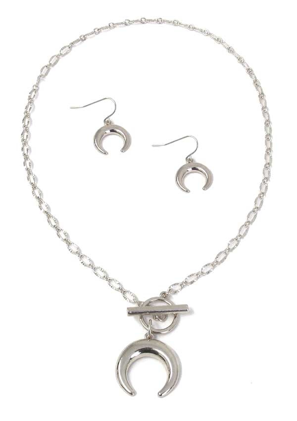 Tusk Pendant Toggle Necklace Set