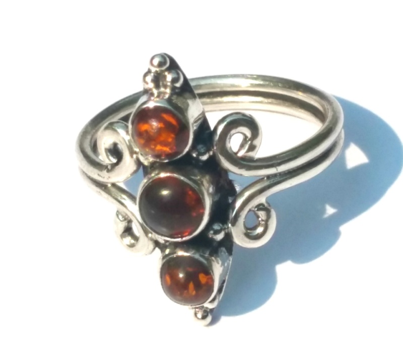 925 Sterling Silver Balinese Ring With 3 Prongs With Amber Gemstones