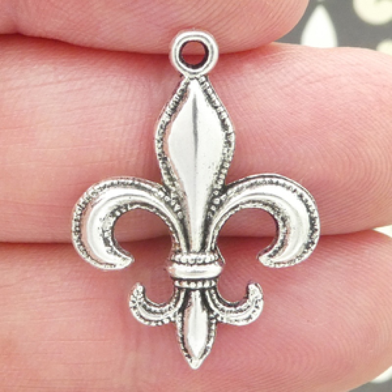 Silver Fleur De Lis Charm Pendant In Pewter With Beaded Edge