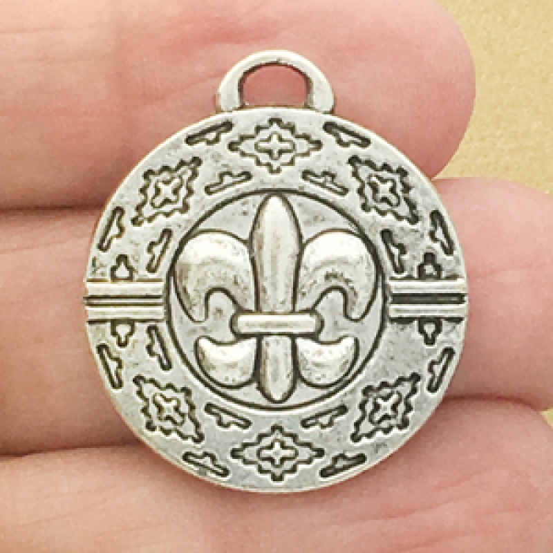 Fleur De Lis Charms Wholesale In Silver Pewter Disk