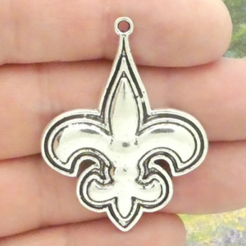 Outlined Fleur De Lis Pendants Wholesale In Silver Pewter
