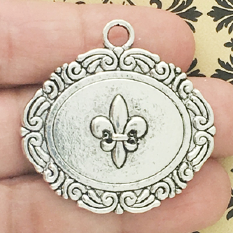 Fleur De Lis Charms Wholesale In Silver Pewter Disk