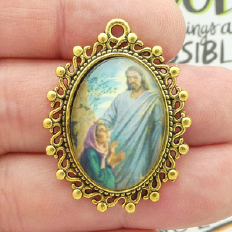 Risen Jesus Pendants Wholesale With Kneeling Mary Magdalene In Gold Pewter